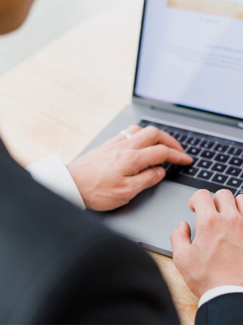 personne devant son ordi